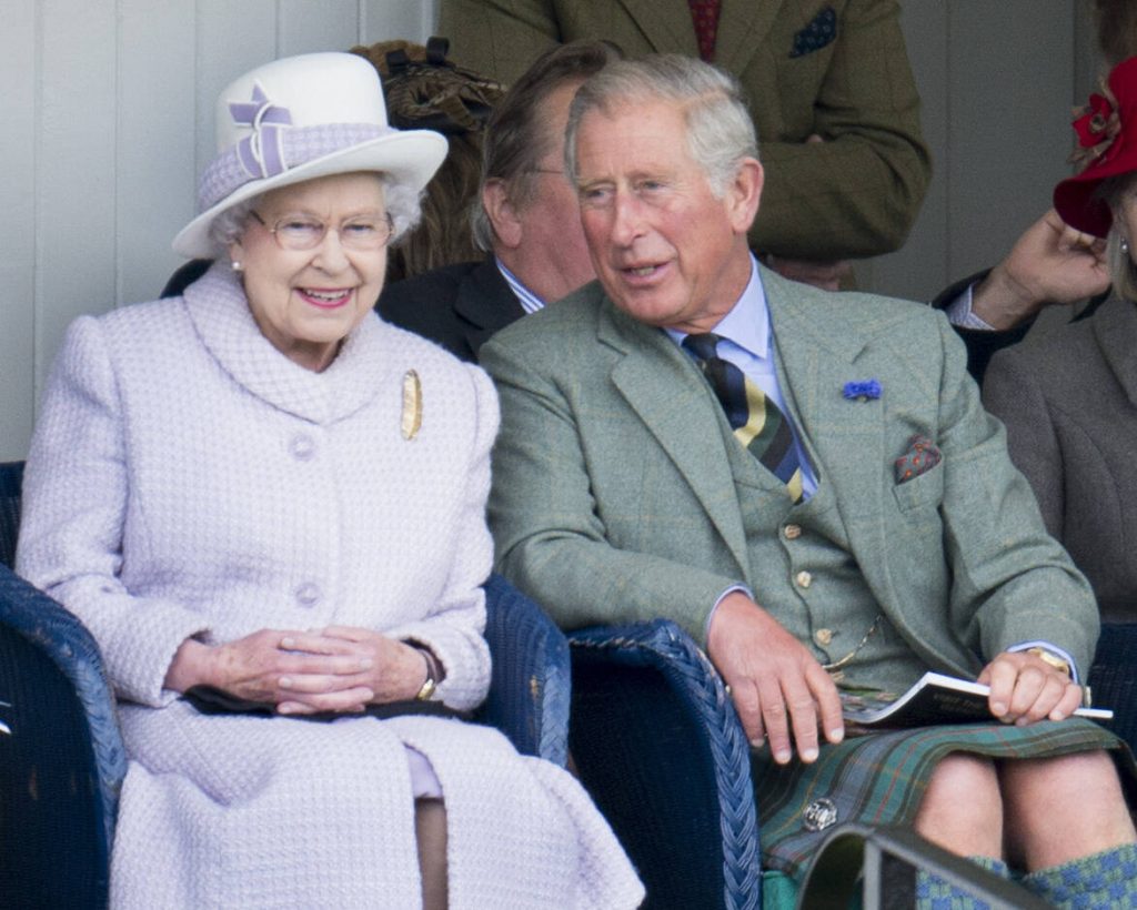 Königin Elizabeth II. mit ihrem Sohn Charles. Er folgt seiner Mutter als König nach.