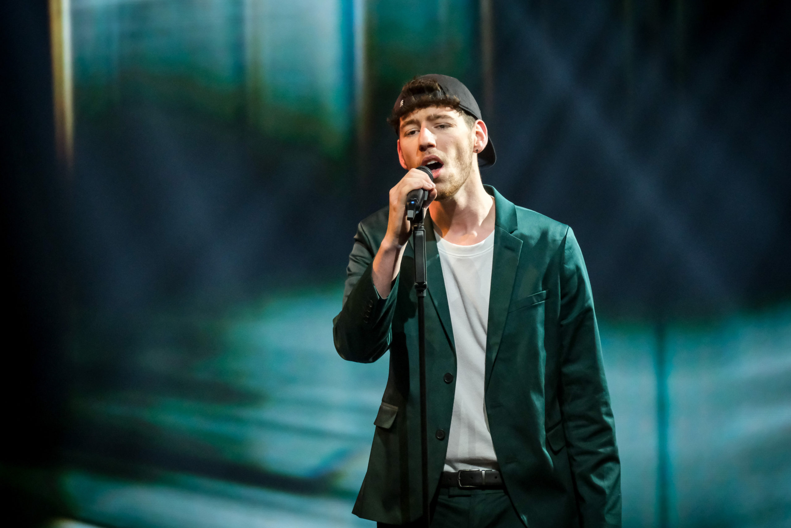 Alle Augen auf mich! Starmania-Kandidat Tobias singt auf der großen Bühne. Beim Interview konnte er leider nicht dabei sein. Die Kinderreporter haben mit ihm stattdessen telefoniert und ihm ihre Fragen gestellt