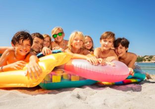 Sommer: Schöne Tage verbringt man am besten mit Freundinnen und Freunden am Wasser