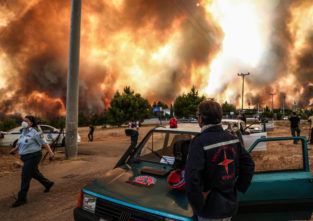 Brandgefährlich: Seit Tagen kämpfen Feuerwehrleute gegen die Flammen
