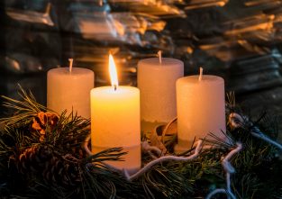 Einen Adventkranz kennt bei uns jedes Kind: Aber woher stammt der Brauch?
