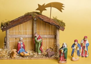 Die Weihnachtsgeschichte: Maria und Josef mit dem Jesuskind im Stall zu Bethlehem