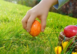Sportliche Ostern: Beim Buttenwerfen wird das Ei in eine kleine Grube gelegt