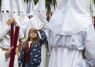 Semana Santa: Ein Kind mitten in einer Prozession in der spanischen Stadt Sevilla