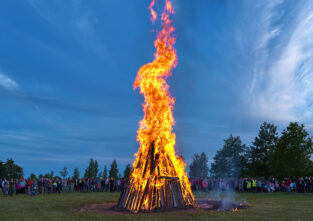 Die Sommersonnenwende mit einem Lagerfeuer zu begehen, ist in vielen Ländern beliebt