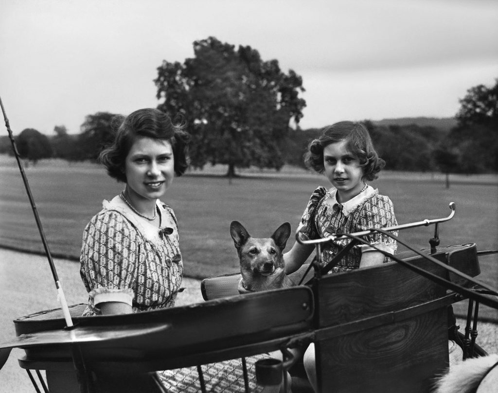 Schnappschuss aus der Kindheit: Elizabeth (links) mit ihrer Schwester Margaret. Die beiden wurden sehr streng erzogen