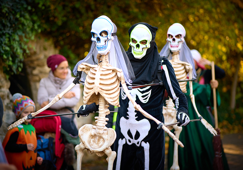 Wandelnde Gestalten, Stelzengeher, Kürbisfratzen: Halloween im Familypark in St. Margarethen