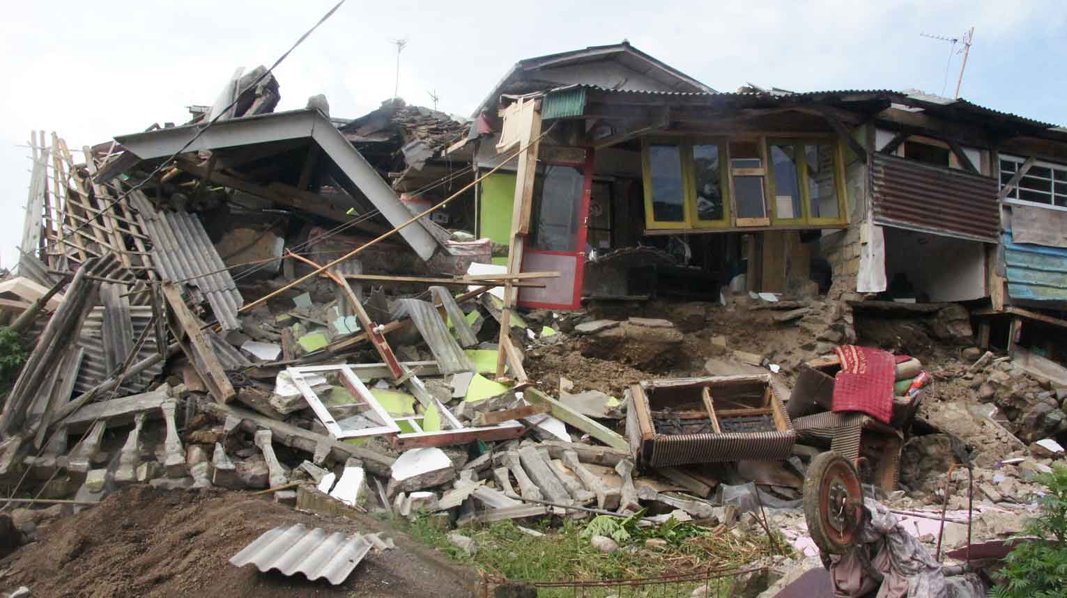 Indonesia dan Kepulauan Solomon: bumi berguncang