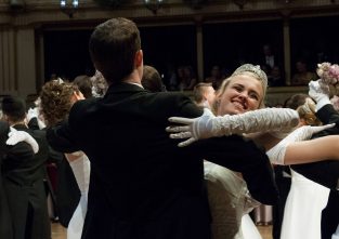 Auftritt für die sogenannten Debütanten und Debütantinnen. Das sind die Tanzpaare, die den Opernball eröffnen