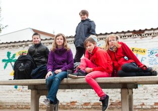 Am Pausenhof hört man viele Kinder. Manche sprechen auch eine andere Sprache