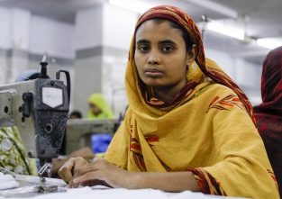 Die Löhne in Bangladesch sind sehr niedrig. So können Modefirmen mit Kleidung besonders viel Gewinn machen