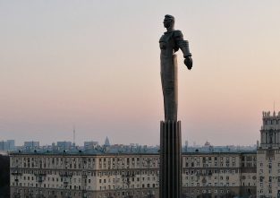 Riesige Statue: Der Kosmonaut Juri Gagarin im silbernen Raumanzug