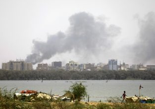 Über der Hauptstadt des Sudan sind dunkle Rauchwolken zu sehen.