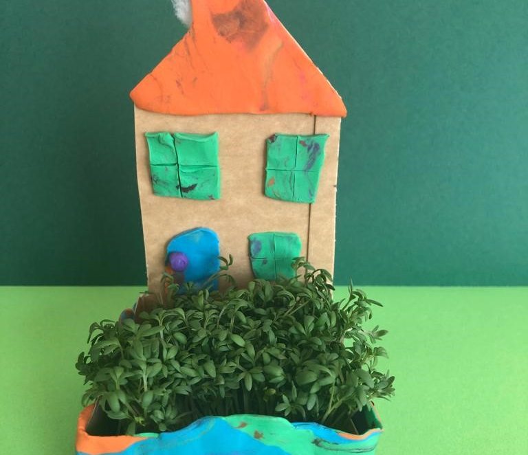 Ein Haus mit grünem Vorgarten