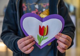 Sei dabei: Wir basteln Blumen für den Frieden!