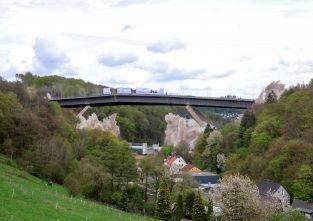 150 Kilo Sprengstoff zwangen die Autobahnbrücke in Deutschland in die Knie
