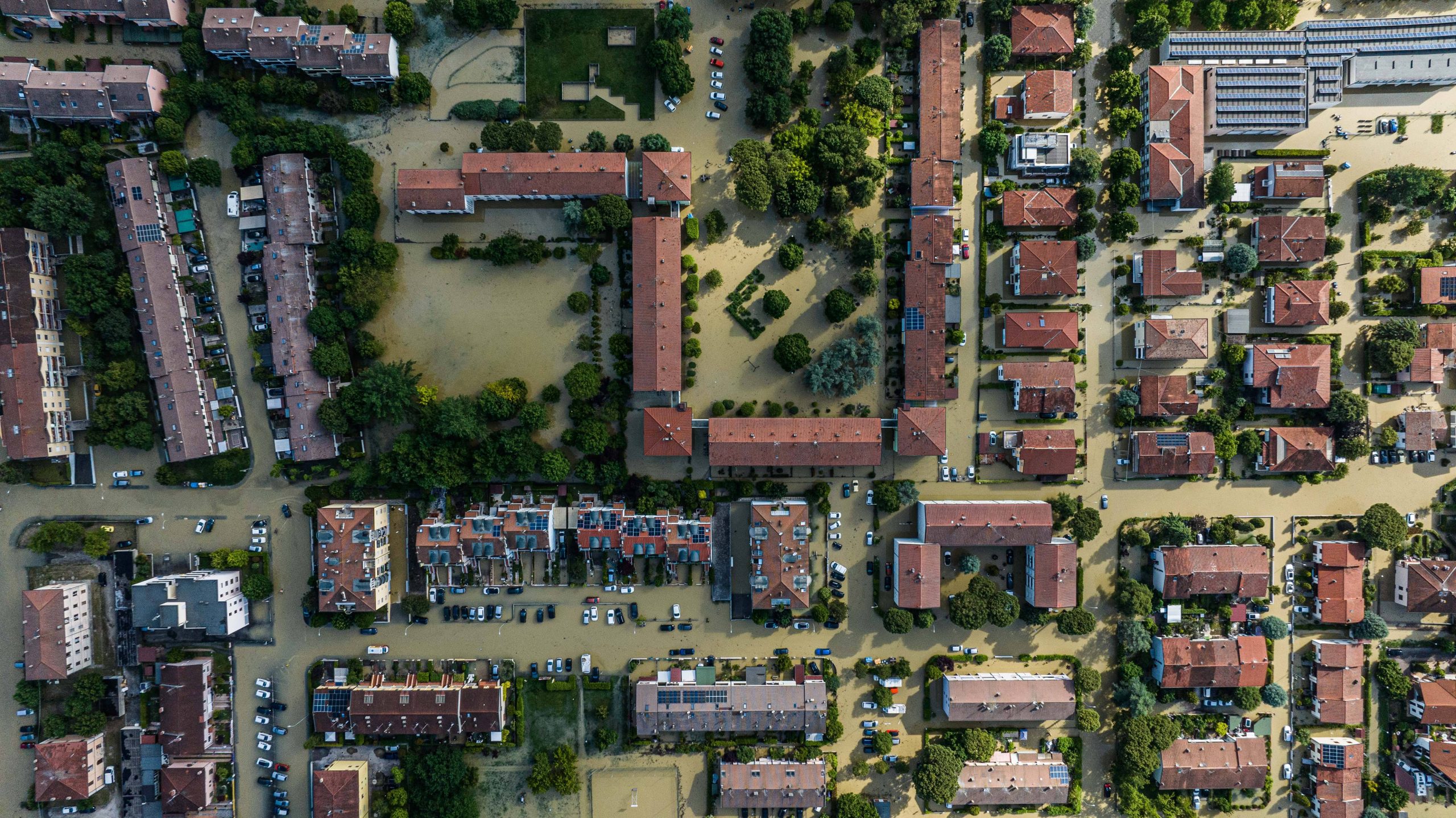 Blick von oben: Nach heftigen Regenfällen stehen viele Gegenden unter Wasser. Mehrere Menschen sind bei diesen Überschwemmungen ums Leben gekommen