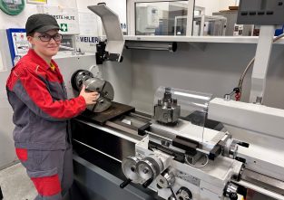 Keine Angst vor schweren Maschinen: Mit der Fräse formt Anja Maier vor allem Bauteile aus Metall