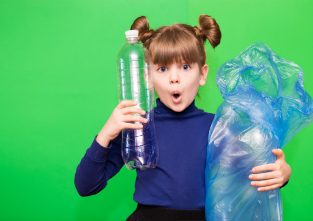 Praktischer Alleskönner, umstrittener Umweltverschmutzer: Plastik