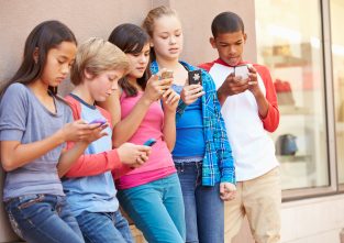 Weg mit dem Handy: In einer irischen Kleinstadt sollen Kinder keine Smartphone mehr bekommen