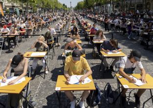 Über 1000 Menschen schreiben in Paris ein Diktat unter freiem Himmel.