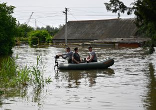 Tausende Menschen sind nach der Sprengung des Staudamms von den Fluten bedroht