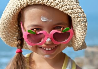 Eine Sonnenbrille ist in vielen verschiedenen Größen, Farben und Formen erhältlich