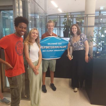 Das Begrüßungskomitee sammelt die Neuankömmlinge in der Lobby ein.