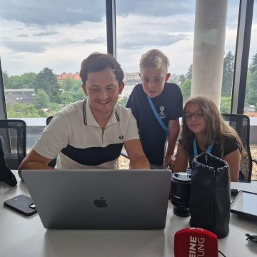 Worauf kommt es beim Filmen an? Und wie schneidet man ein Video? Kameramann Manuel zeigt es vor