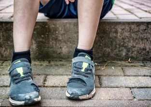 Kinderarmut kann bedeuten, dass Familien zu wenig Geld für neue Schuhe haben, wenn die alten kaputt sind