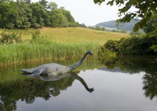 So wie diese Statue soll Nessie angeblich aussehen