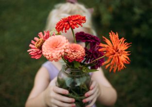 Bitte sehr! Blumen sind ein besonderes Geschenk