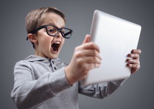 Gesucht und gefunden: Mit unseren Daten verdient Google Geld. Dass dir Werbung mit Büchern deiner Lieblingsautorin vorgeschlagen werden, ist kein Zufall