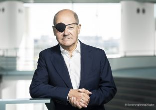 Der deutsche Bundeskanzler Olaf Scholz will mit seiner Augenklappe auch für Lacher sorgen