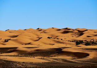 Hohe Dünen aus Sand in der Wüste Sahara in Nordafrika.