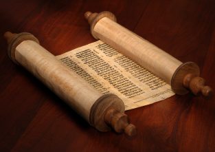 Alte Texte wurden auf sogenanntem Papyrus festgehalten. Papyrus ist ein Stoff, auf dem man schreiben konnte. In der Vergangenheit konnten allerdings nur wenige Menschen lesen