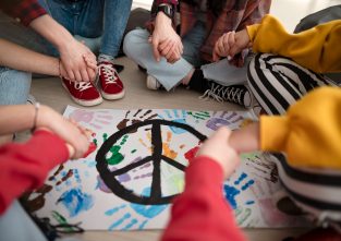 Hier siehst du das sogenannte “Peace”-Zeichen. Das ist Englisch und heißt “Frieden”. Menschen auf der ganzen Welt nutzen dieses Zeichen, um sich gegen den Krieg auszusprechen