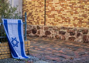 Sie ist weiß mit zwei blauen Balken – in der Mitte befindet sich ein Stern: die Flagge von Israel