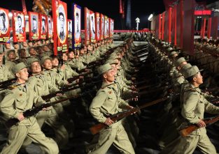 Soldaten, die lächelnd und mit Waffen bei einer Parade aufmarschieren: Solche Bilder sind typisch für Nordkorea