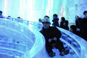 In Harbin können die Besucherinnen und Besucher eine Eisrutsche hinunterrutschen