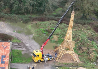 Hier siehst du den Eiffelturm aus Holz