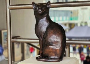 So sieht die Statue von Pebbles aus