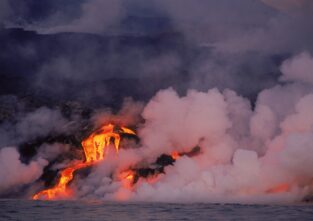 Auf den Galapagosinseln fließt die Lava bis zum Meer