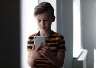 Smartphones für Kinder? Viele Expertinnen und Experten finden das nicht gut