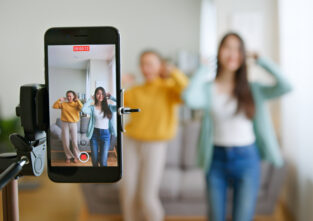 Viele Menschen filmen sich selbst und stellen die Videos dann auf TikTok