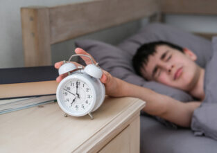 Morgenmuffel oder Frühaufsteher? Menschen haben unterschiedliche Schlafgewohnheiten. Ein späterer Schulbeginn würde einigen deshalb entgegenkommen