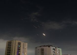 In der Nacht auf Sonntag waren über Israel Leuchtstreifen am Himmel zu sehen. Dabei handelte es sich um Raketen, die abgewehrt wurden