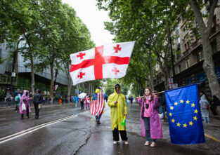 In Georgien gehen viele Menschen mit der Europaflagge (rechts) auf die Straße