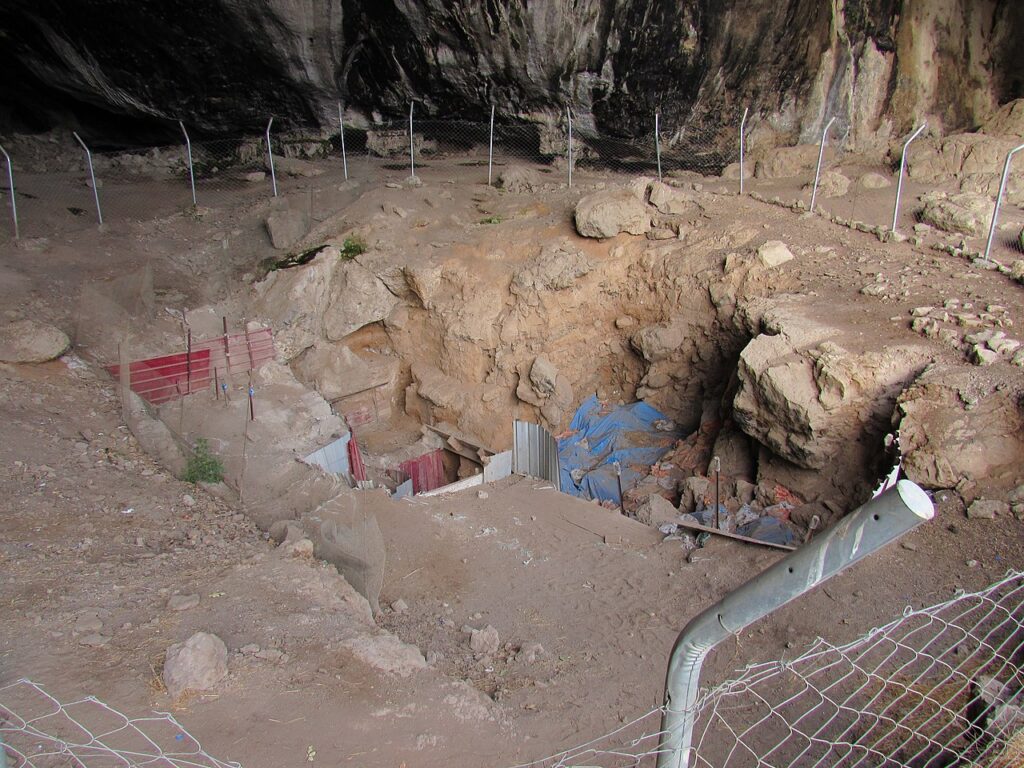 Ausgrabungen in der Shanidar-Höhle (Wikipedia)