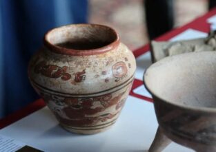 Diese Vase stammt aus der Zeit der Maya. Das Gefäß ist somit viele Hunderte Jahre alt